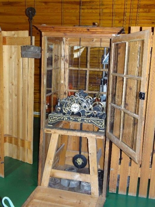 Horloge avec l'ensemble de son mécanisme et sa cage
