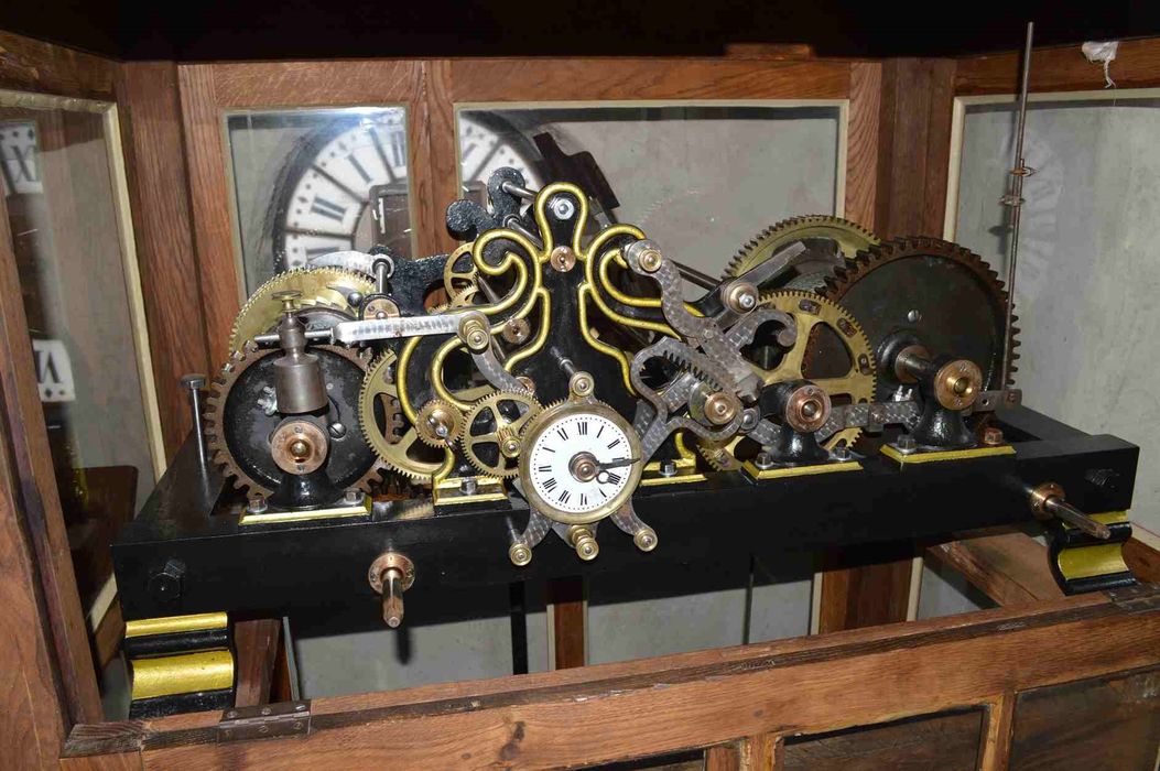 ensemble du mécanisme de sonnerie, comprenant l'horloge, le cadran et la cloche