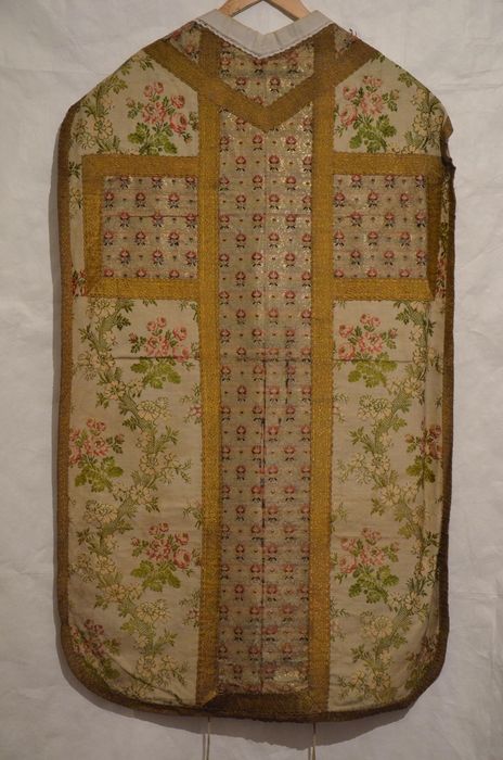 Ornement blanc : chasuble, voile de calice