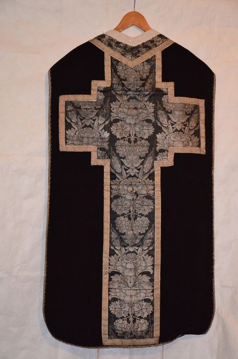 Ornement noir : chasuble, étole de clerc