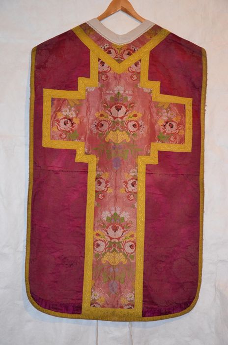 Ornement rouge : chasuble, manipule, voile de calice