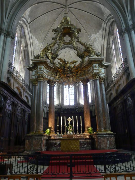 Autel, ciborium (maître-autel)