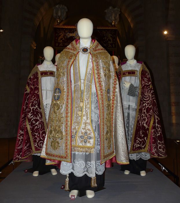 chape, chasuble, voile de calice, manipule, étole et voile huméral de Mgr Angebault