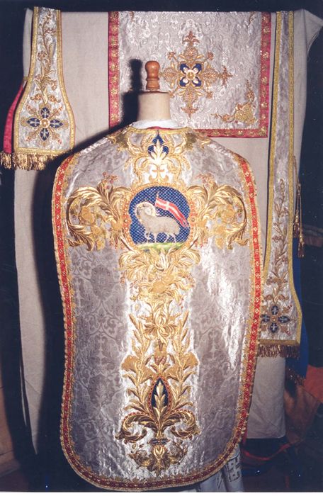 Chasuble , étole, voile de calice, manipule de Mgr Angebault