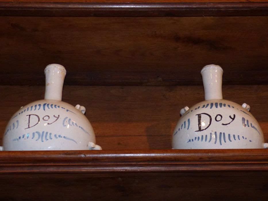 pots à pharmacie (bouteilles de pharmacie) - © Ministère de la Culture (France), Conservation des antiquités et des objets d’art du Maine-et-Loire, tous droits réservés