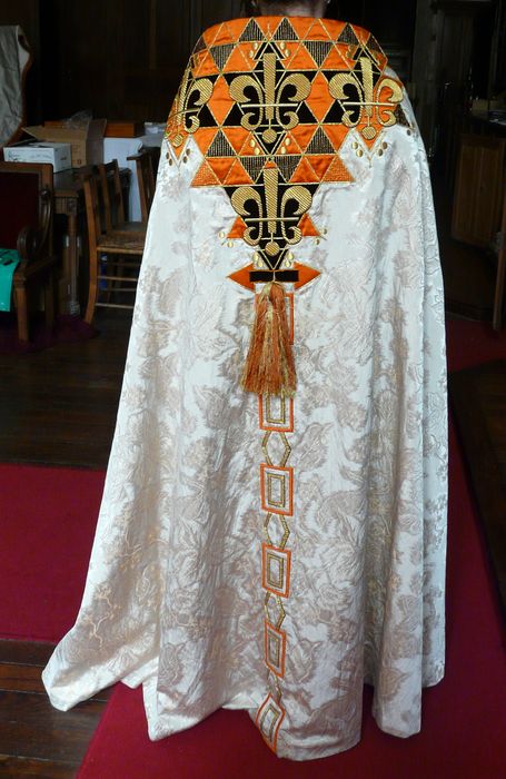 Chasuble, deux chapes, quatre dalmatiques, deux étoles de clerc, bourse de corporal, voile huméral et voile de calice (ornement blanc)