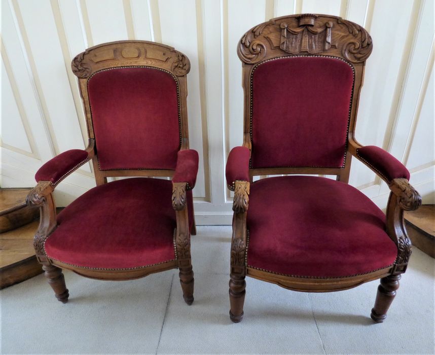 Fauteuil de président et dix fauteuils de magistrat