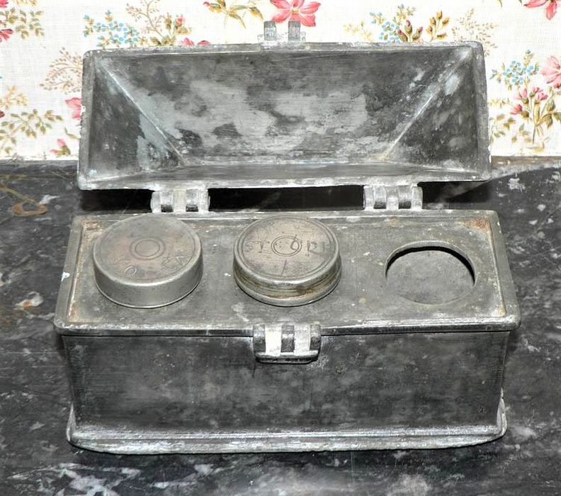 coffret aux saintes huiles (boîte aux saintes huiles)