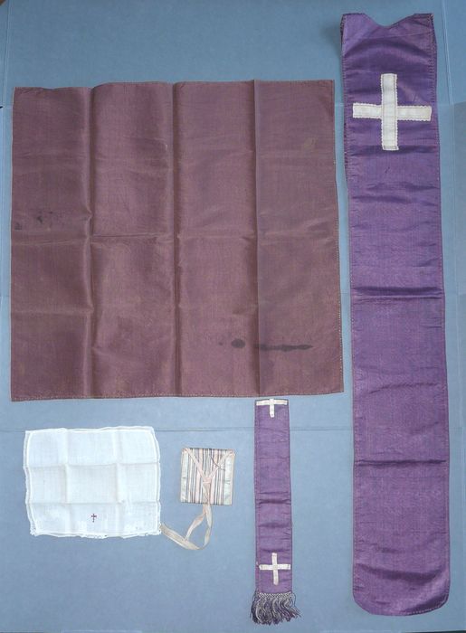 ornement liturgique de M. Mongazon : Manipule, voile de calice, bourse de corporal et corporal (ornement violet) - © Ministère de la Culture (France), Conservation des antiquités et des objets d’art du Maine-et-Loire, tous droits réservés