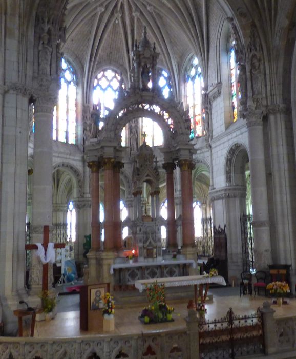 Autel (maître-autel), gradins d'autel, exposition, tabernacle et trois statues : deux Anges et Vierge