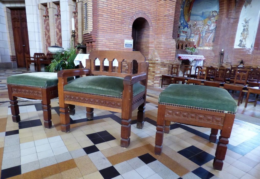 fauteuil de célébrants, grands tabourets des assistants - © Ministère de la Culture (France), Conservation des antiquités et des objets d’art du Maine-et-Loire – Tous droits réservés 