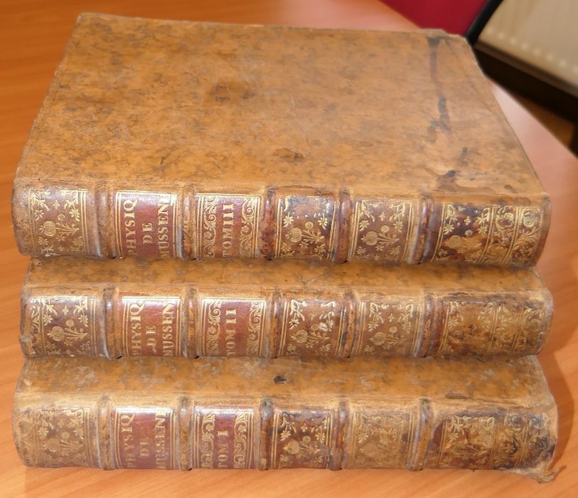 livre : Cours de physique expérimentale et mathématique de Pierre Van Mussenbroek
