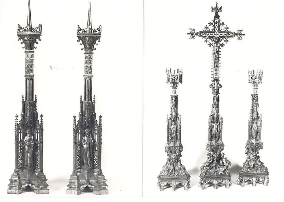 croix et chandeliers (deux garnitures d'autel)