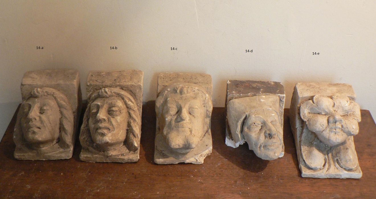 culot n°14-a : Tête d'homme ; culot n°14-b : Tête d'homme ; culot n°14-c : Tête d'homme âgé ; culot n°14-d : Tête d'homme ; culot n°14-e : Végétal et tête anthropomorphe