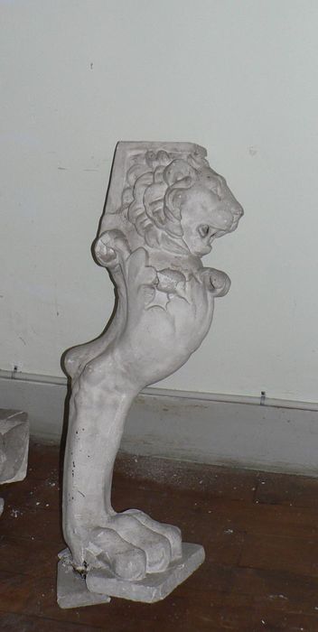 pied de meuble n°43 : Patte et tête de lion
