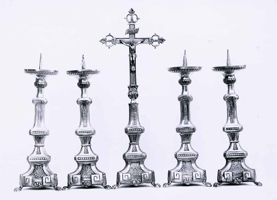 croix d'autel et chandeliers
