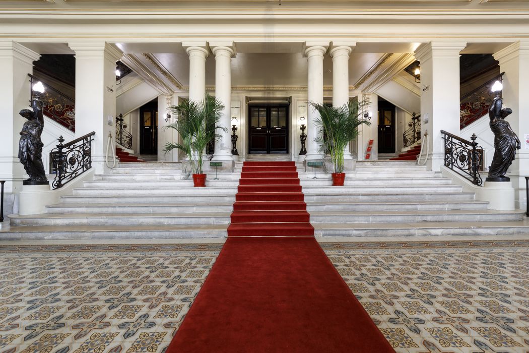 vestibule d’entrée et escalier monumental