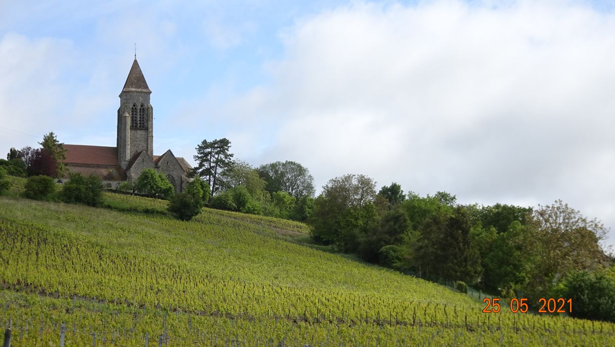 vue partielle de l’église dans son environnement depuis le Sud