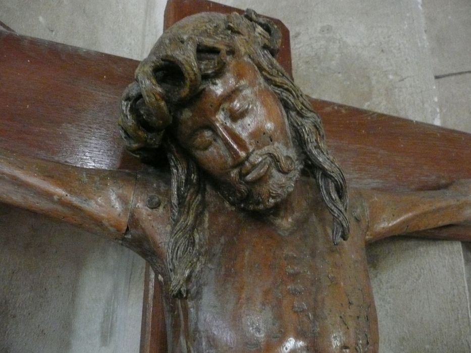 statue : Christ en croix, vue partielle