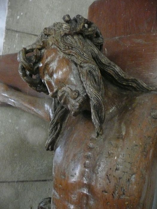 statue : Christ en croix, vue partielle