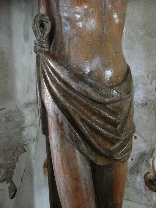 statue : Christ en croix, détail