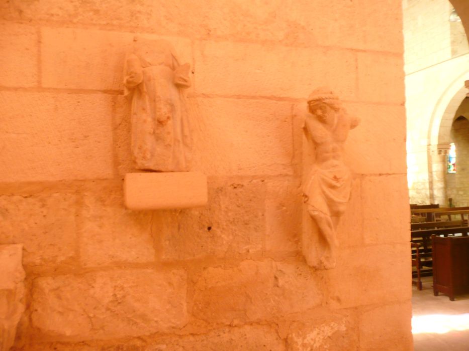 statues : Christ en croix, sainte Madeleine