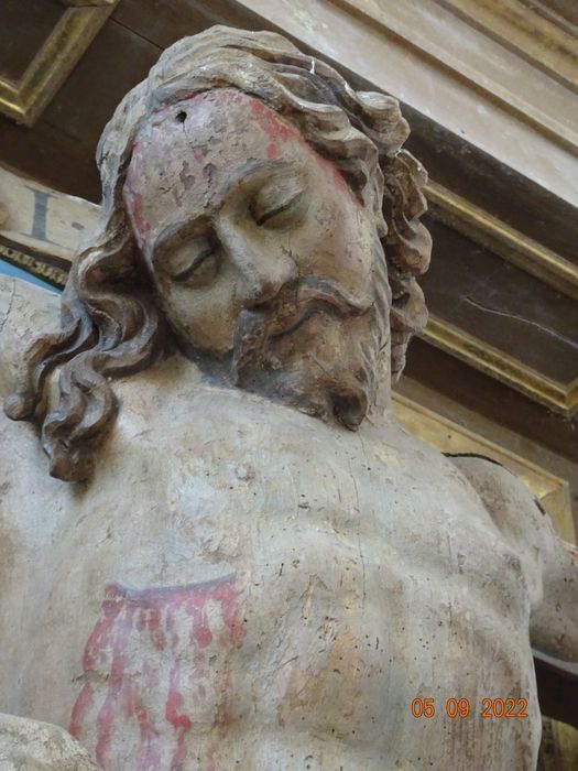 Statue : Christ en croix, détail