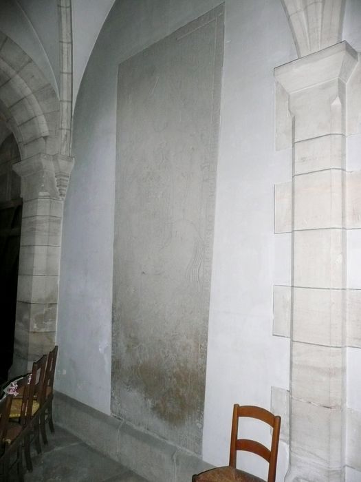 dalle funéraire d'un chevalier sur son destrier