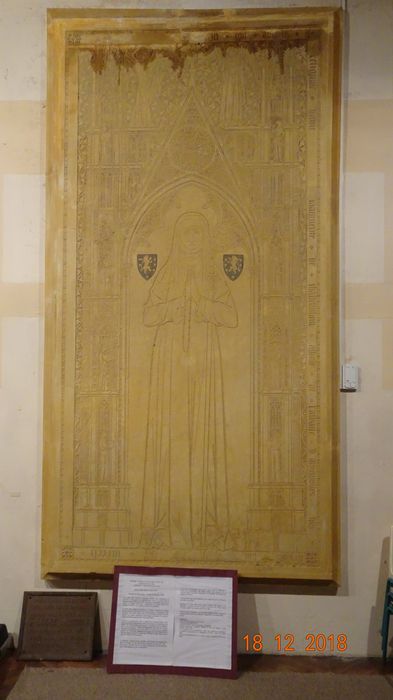 dalle funéraire de Marguerite de Chastelvilain, abbesse d'Argenselles