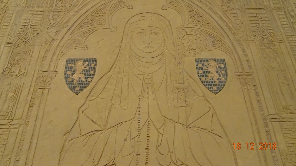 dalle funéraire de Marguerite de Chastelvilain, abbesse d'Argenselles, vue partielle