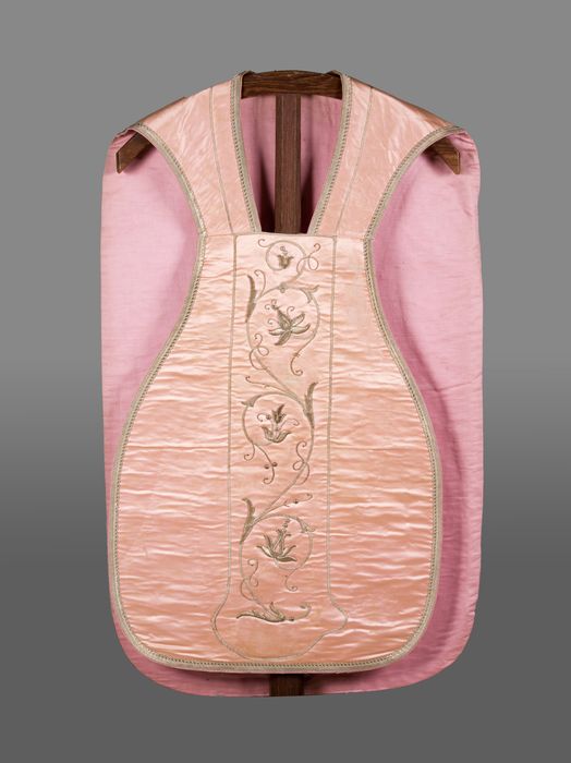 chasuble (ornement rose)