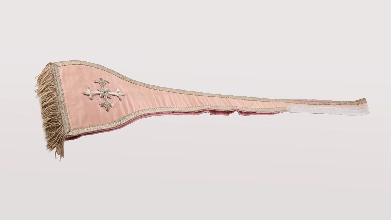 étole (ornement rose)
