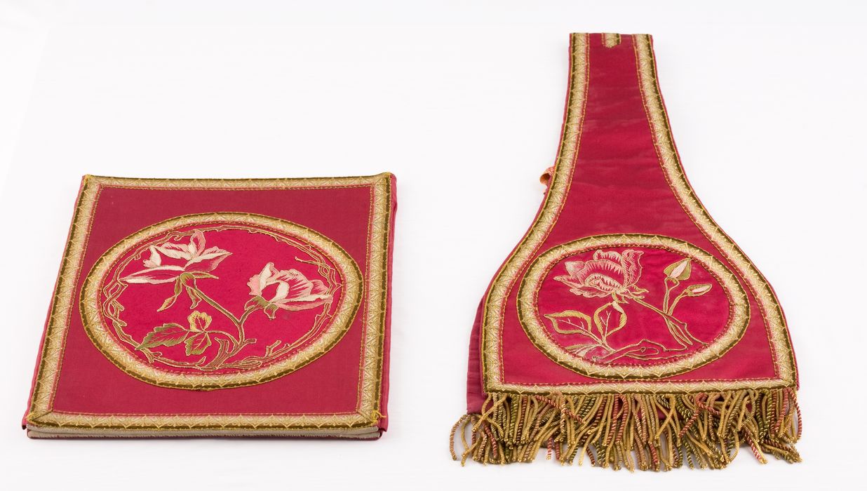 bourse de corporal, manipule (ornement rouge)