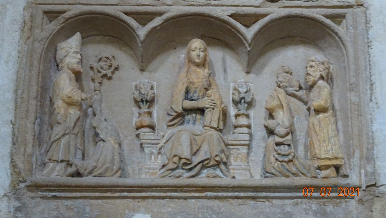 bas-relief ex-voto : la Vierge à l'Enfant adorée par deux donateurs accompagnés de leurs saints patrons