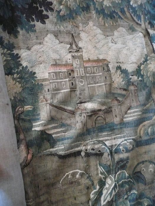 pièce murale (verdure) : Construction au milieu de végétation et d'animaux stylisés (Une), détail - © Ministère de la Culture (France), Conservation des antiquités et des objets d’art de la Marne - Tous droits réservés