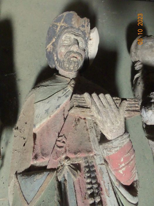 statue : Saint Nicolas (saint Loïc?) tenant un livre, vue partielle