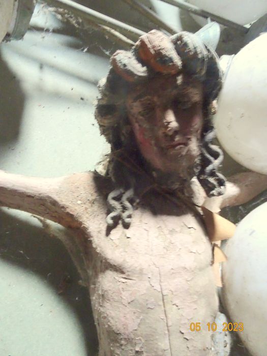 statue : Christ en croix, vue partielle
