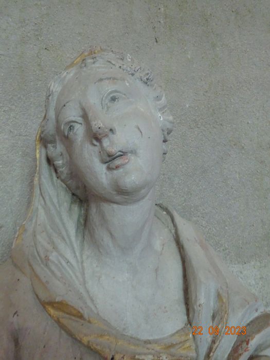 statue : Sainte femme, détail