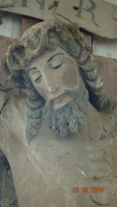 statue : Christ en croix, détail