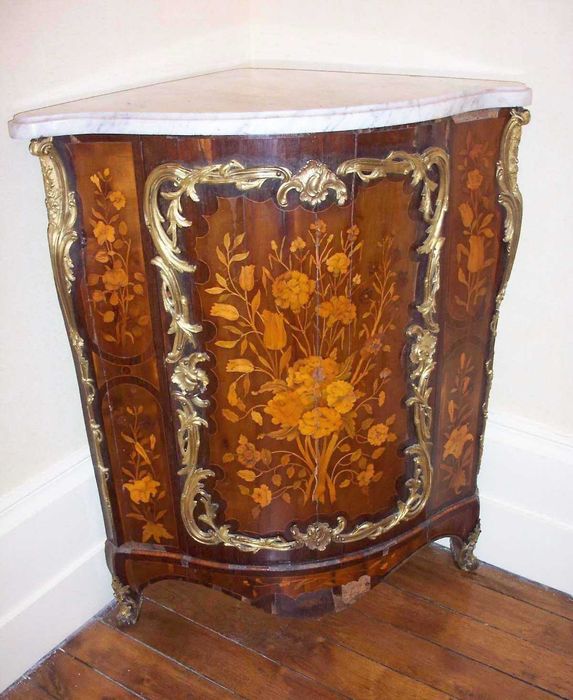 armoire basse en encoignure marquetée n°1 - © Ministère de la Culture (France), Conservation des antiquités et des objets d’art de la Haute-Marne – Tous droits réservés 