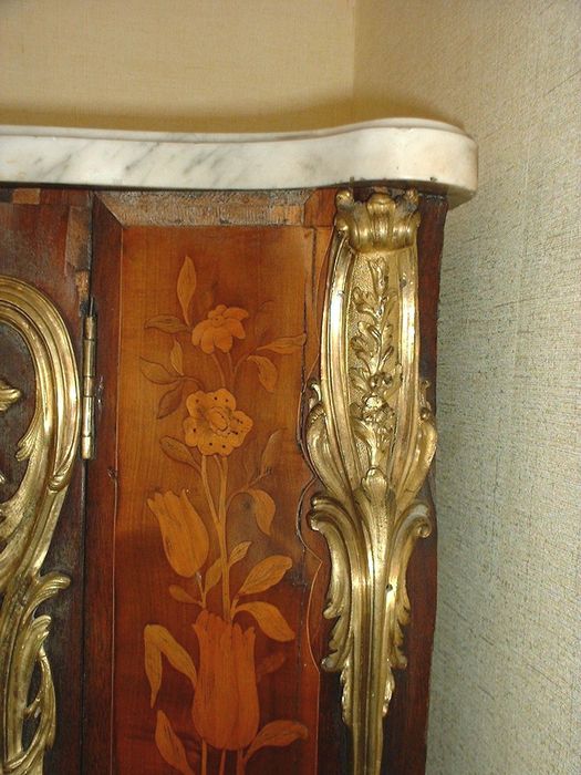armoire basse en encoignure marquetée n°1, détail - © Ministère de la Culture (France), Conservation des antiquités et des objets d’art de la Haute-Marne – Tous droits réservés 