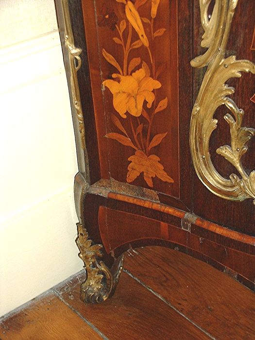armoire basse en encoignure marquetée n°1, détail - © Ministère de la Culture (France), Conservation des antiquités et des objets d’art de la Haute-Marne – Tous droits réservés 