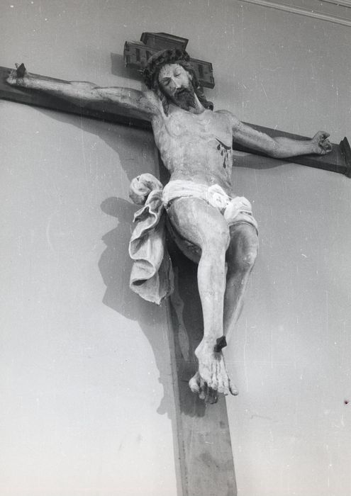 statue : Christ en Croix