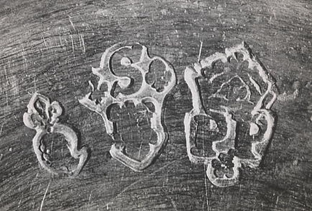 calice, détail d'un blason gravé
