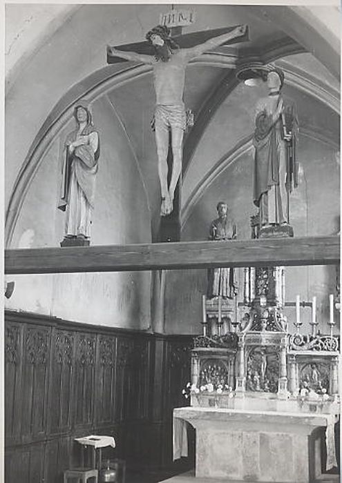 3 statues : le Christ en croix, Vierge, Saint Jean