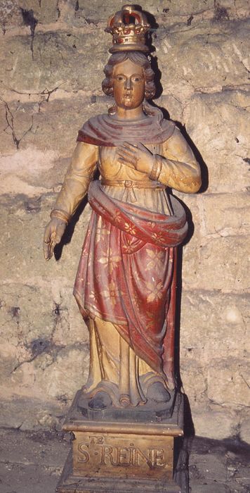 Statue (petite nature) : sainte Reine