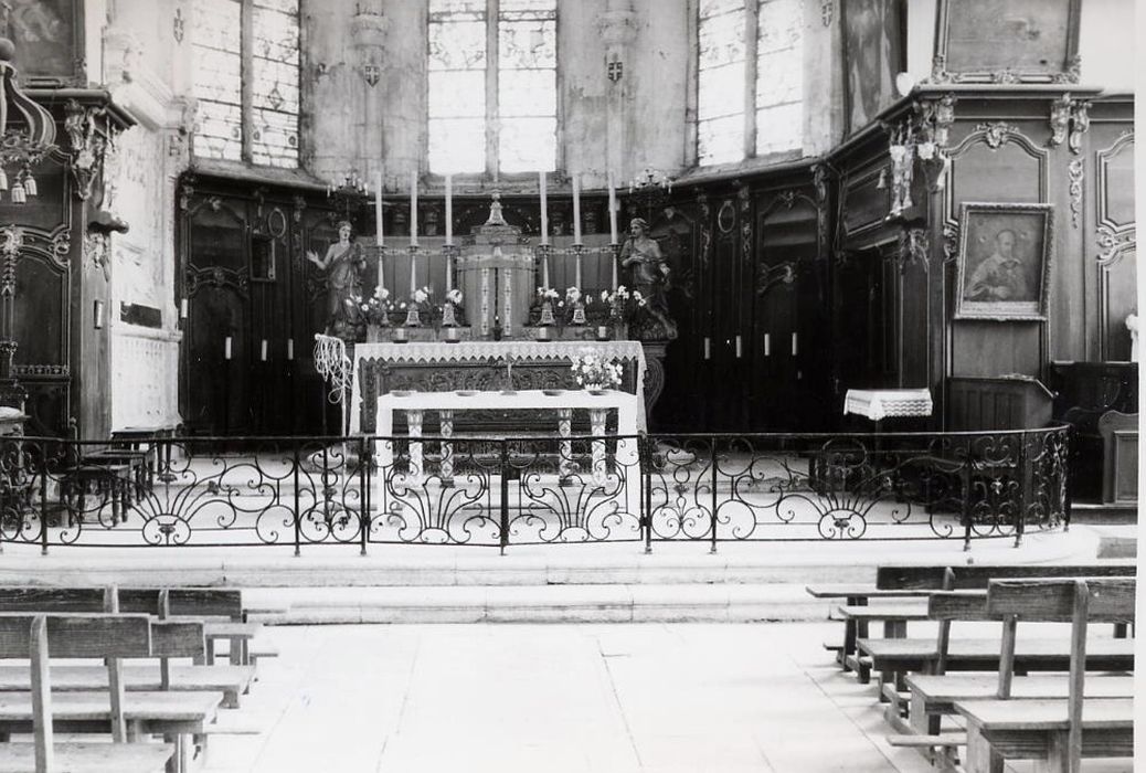 autel, tabernacle (maître-autel); clôture de chœur (grille de communion)