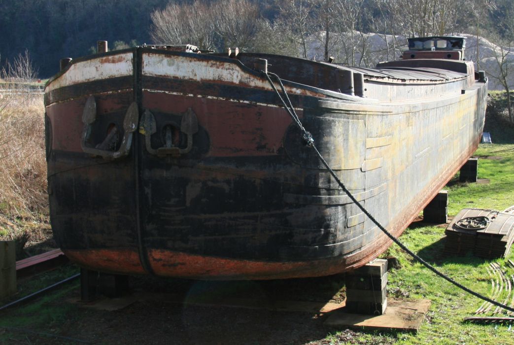 Péniche : Le Pierre la Treiche, péniche de type Freycinet fabriquée aux chantiers Mourlon Frères de Pierre-la-Treiche