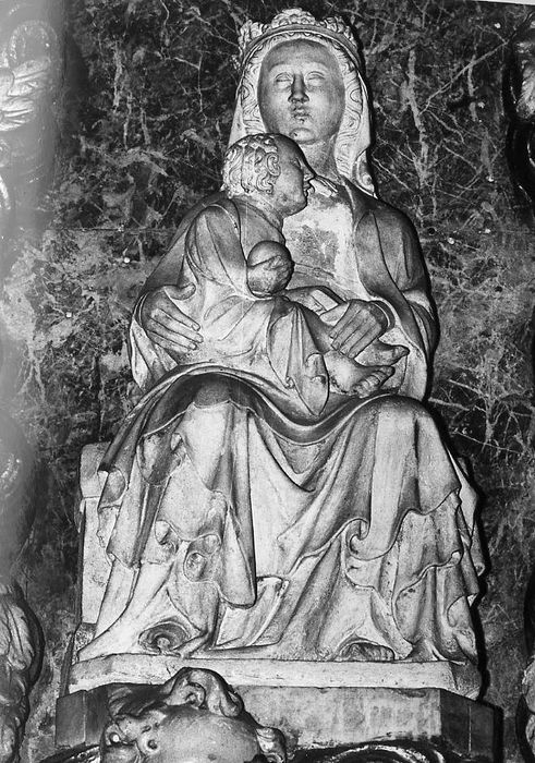 statue : Vierge à l'Enfant assise