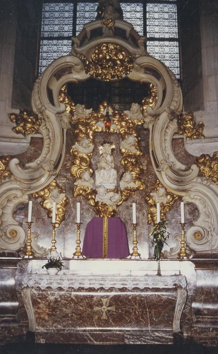 autel, retable, statue : Vierge à l'Enfant assise